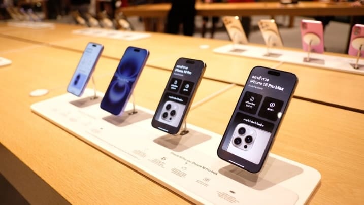 Indian Household Takes On Debt to Buy iPhone, Raising Concerns Over Tech‑Driven Borrowing