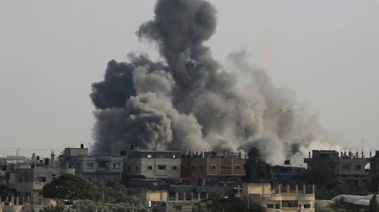 Israel threatens strong retaliation after Gaza kites land in border towns