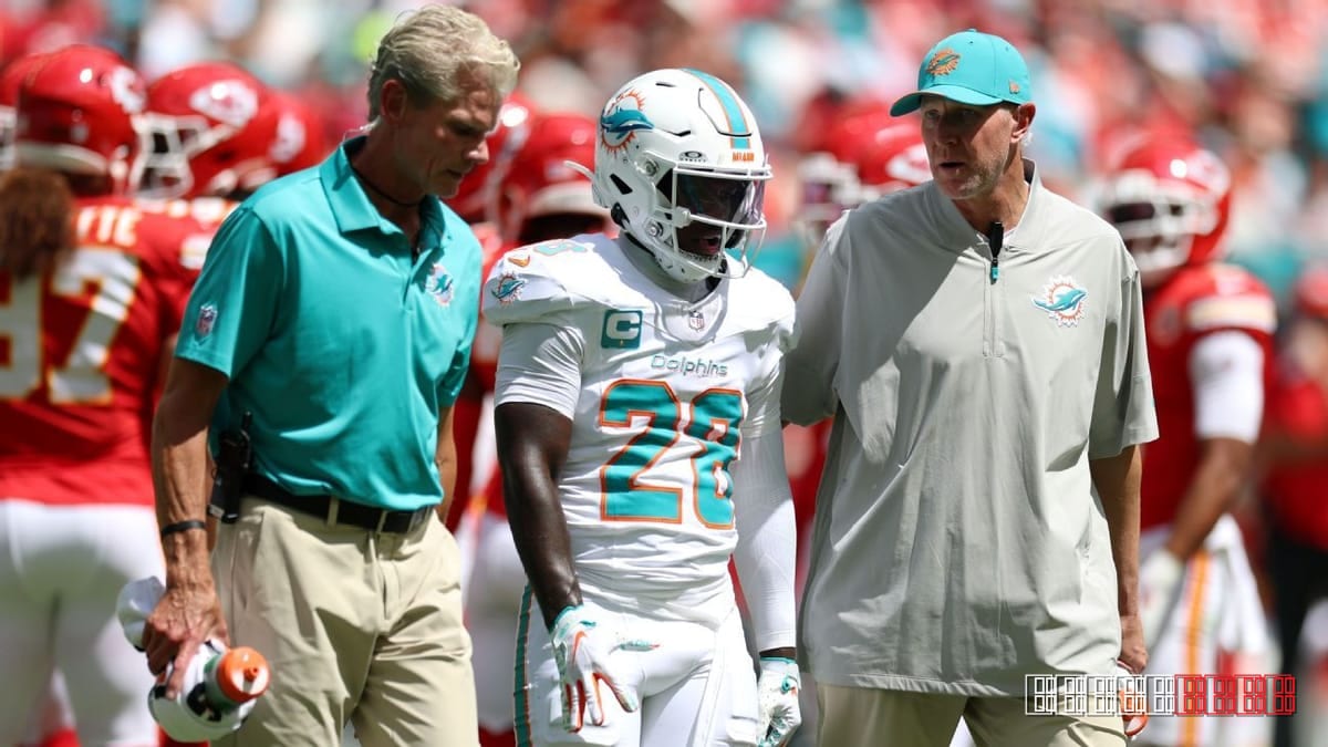 Dolphins lose running back De'Von Achane to knee injury in Chiefs clash