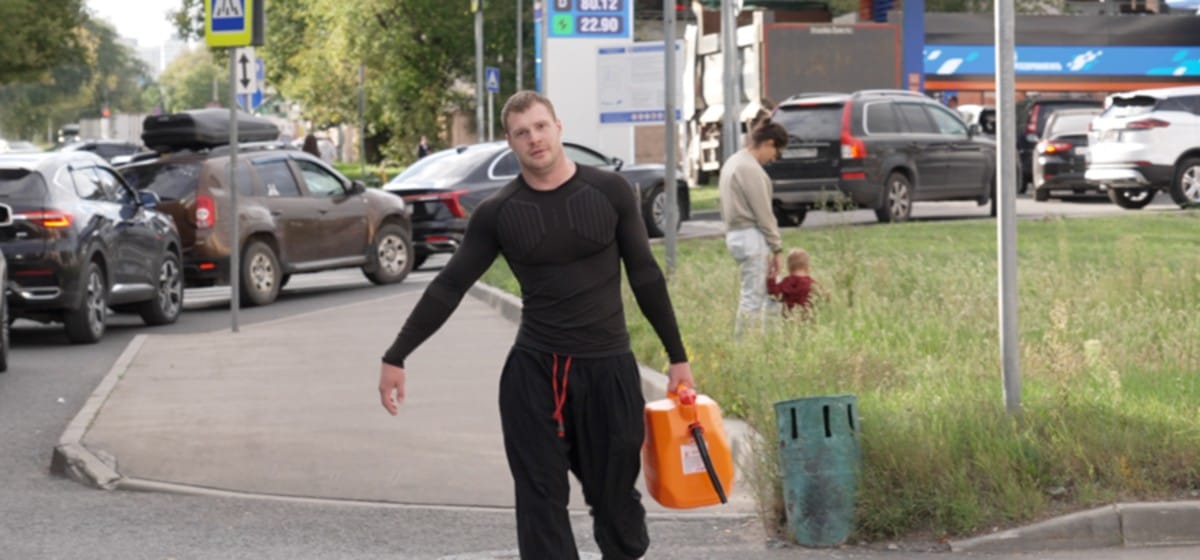 Hours‑long fuel queues grip Russia as Flag Day approaches