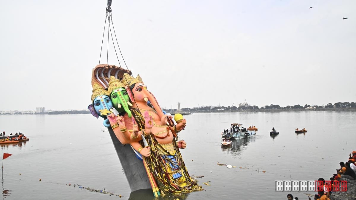 Hyderabad's Khairatabad Ganesh immersion starts late but ends peacefully
