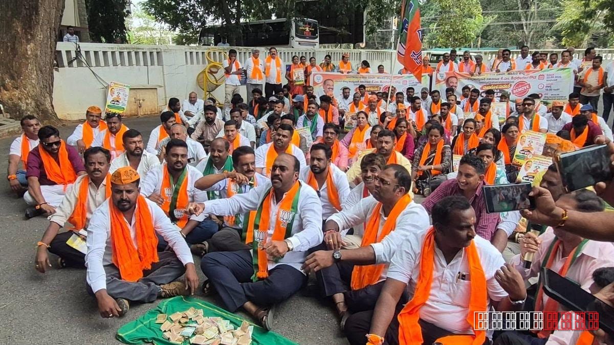 Karnataka BJP cadres rally against senior leader Shivalinge Gowda