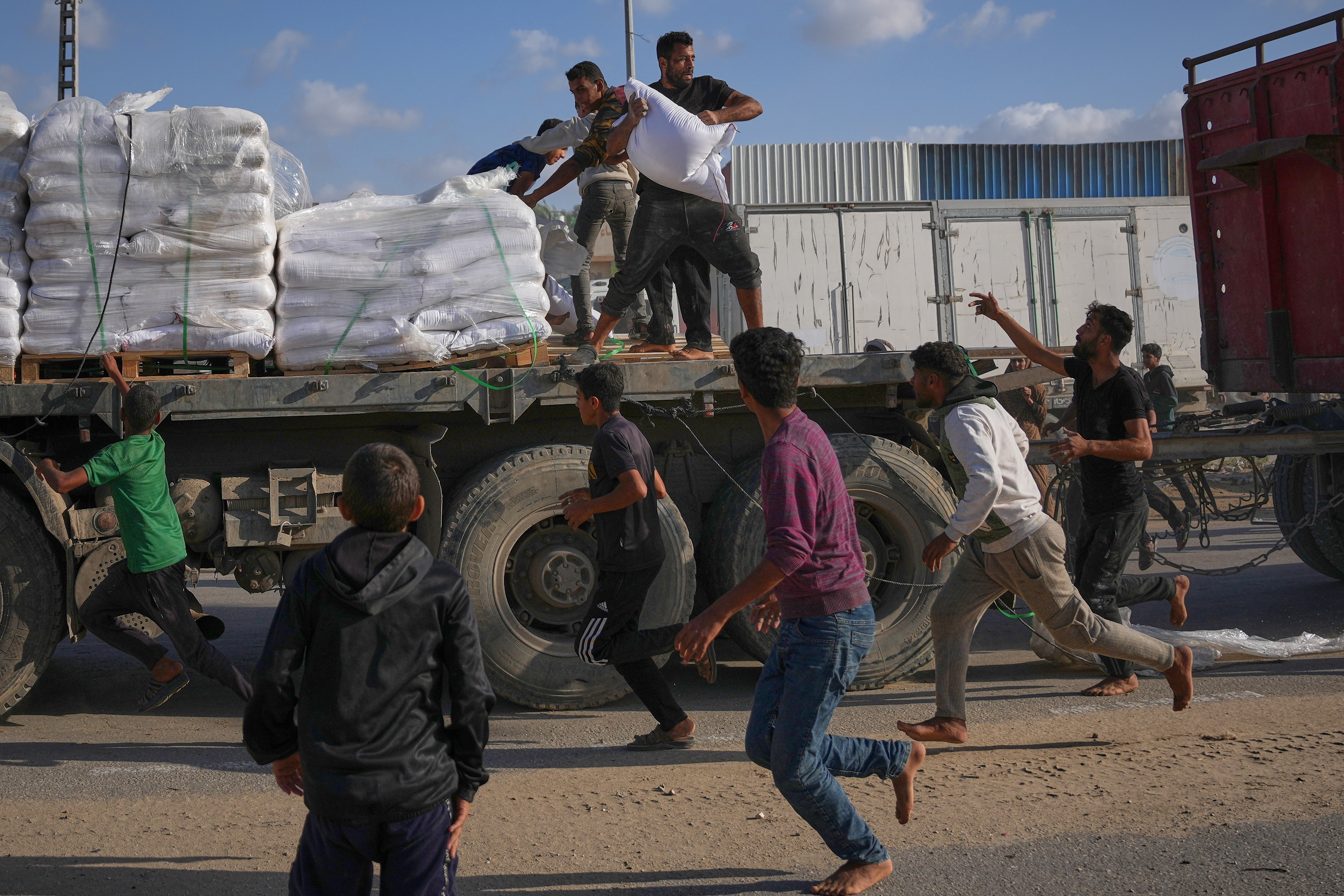 Logistical bottlenecks threaten delivery of aid to Gaza civilians