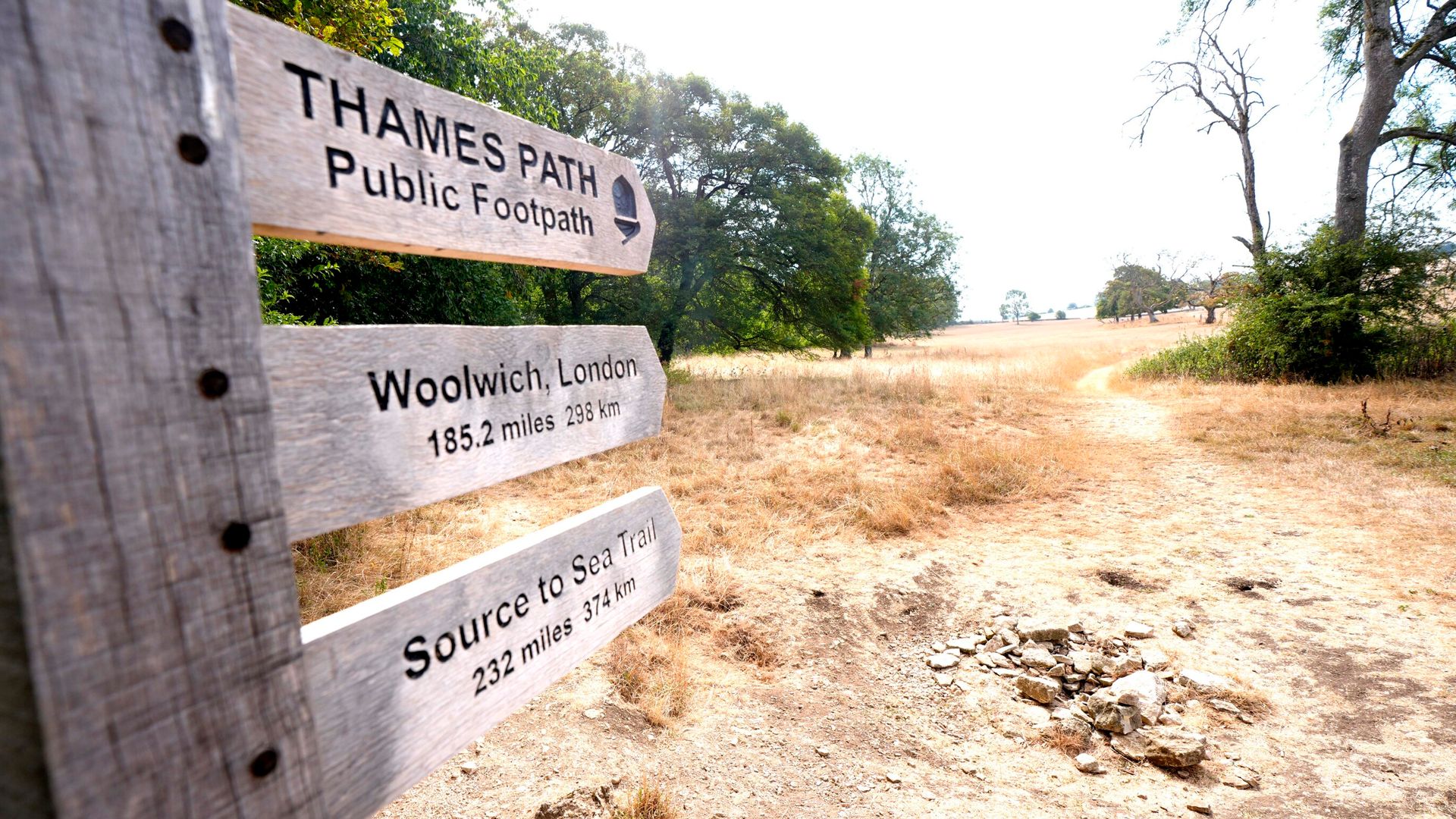 Met Office predicts heavy rain for drought‑stricken UK regions, raises flood alert