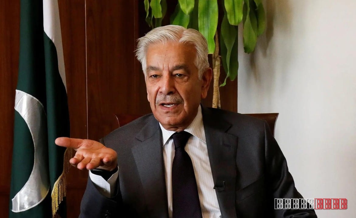 Pakistani minister's throat‑cut gesture to Afghan reporter sparks outrage