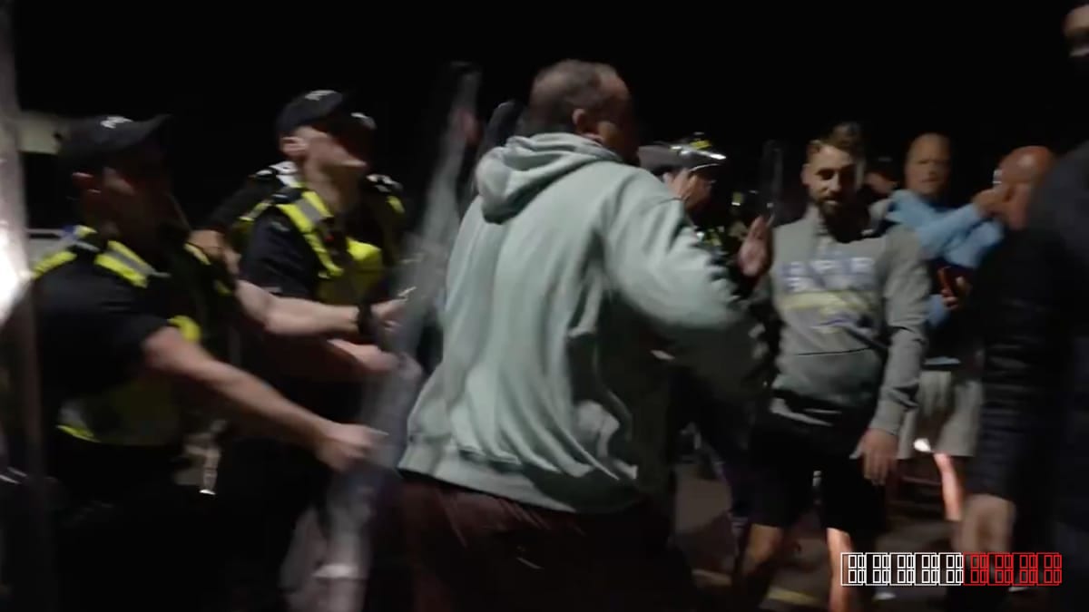 Police confront anti‑immigration demonstrators in Portsmouth after boat lands