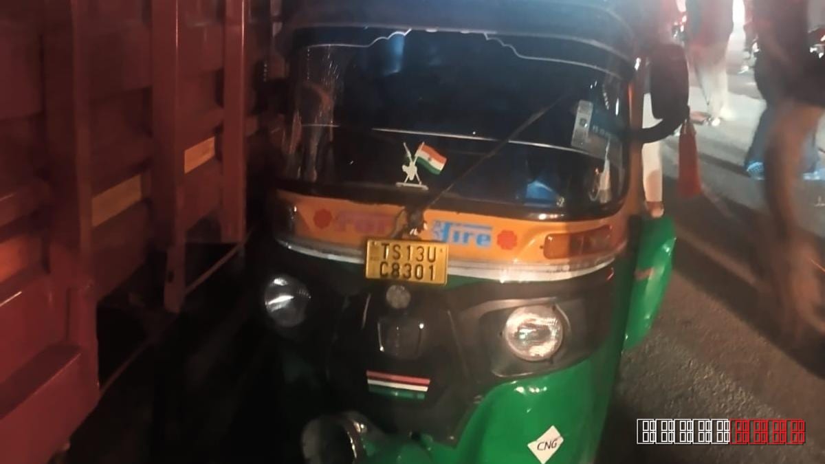Seven Hurt after Trolley Truck Collides with Ten Cars in Hyderabad’s Madhapur