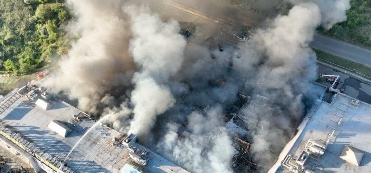 Sixteen killed as Russian double‑tap strike hits Ukrainian shopping centre