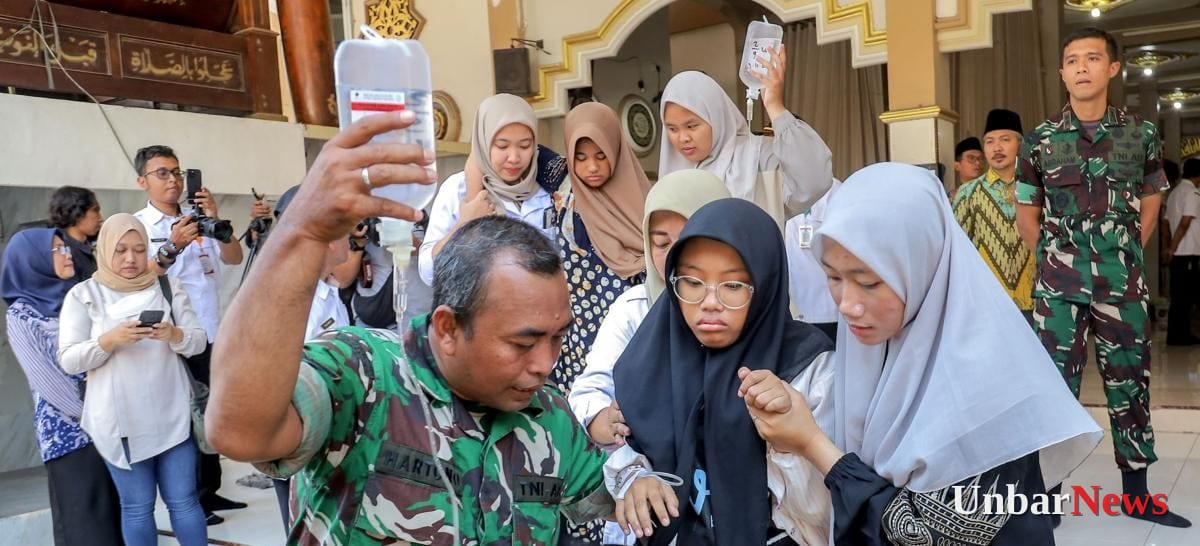 Thousands of Indonesian pupils sickened after free school lunch program