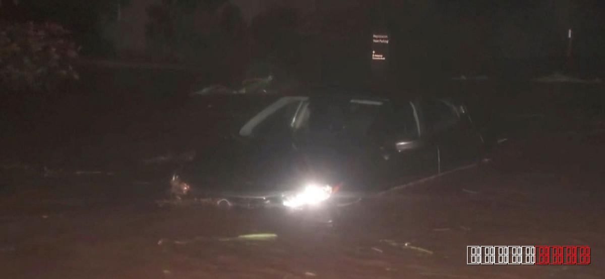 Western Hawaii hit by flooding and power loss as Hurricane Lowell moves ashore
